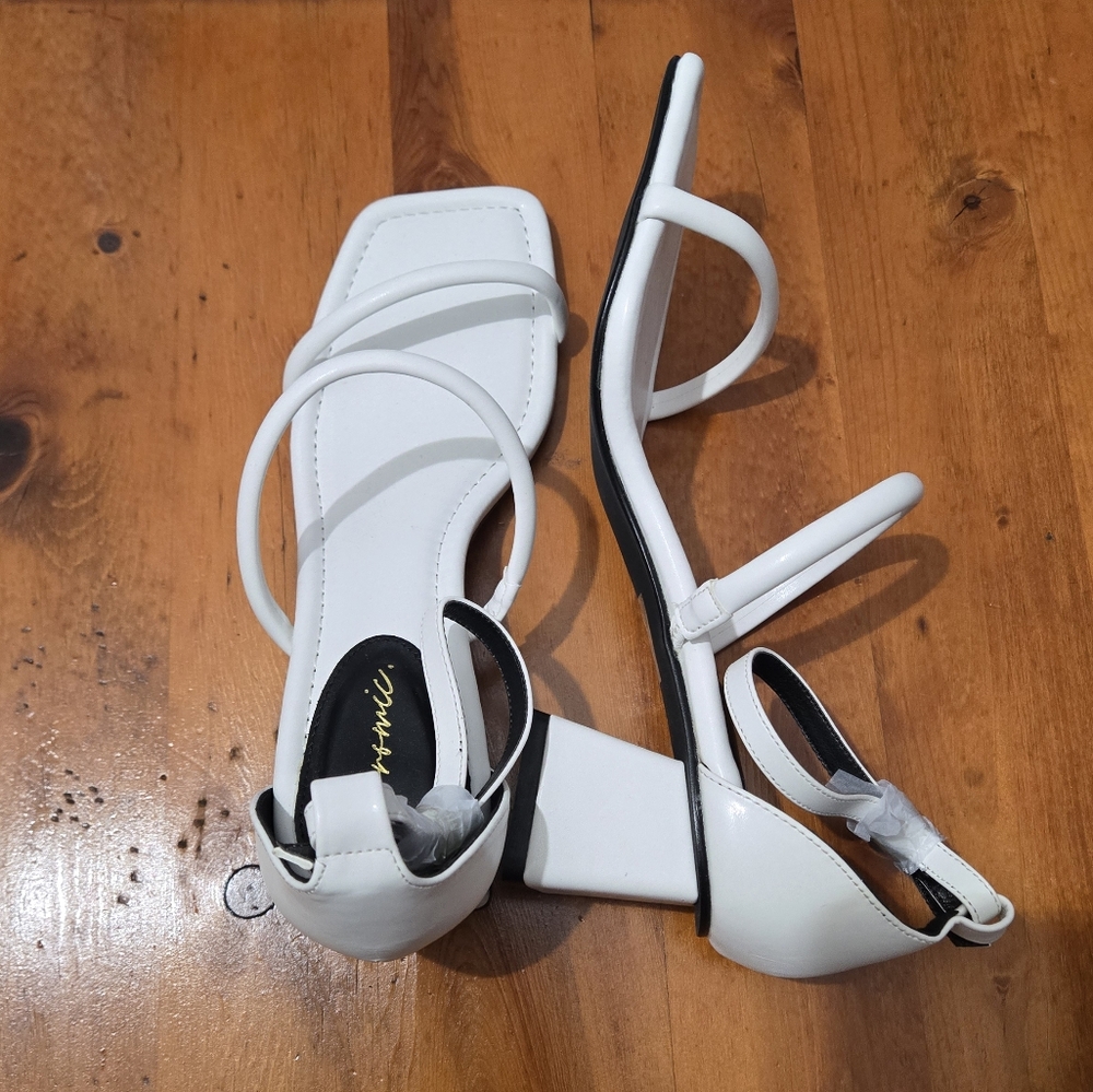 NWOB Arromic Strappy White Sandals Square Toe Two Strap Block Heeled Size 10
